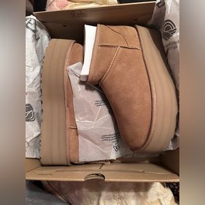 BNIB UGG classic ultra mini platform boot, women’s 9, chestnut brown
